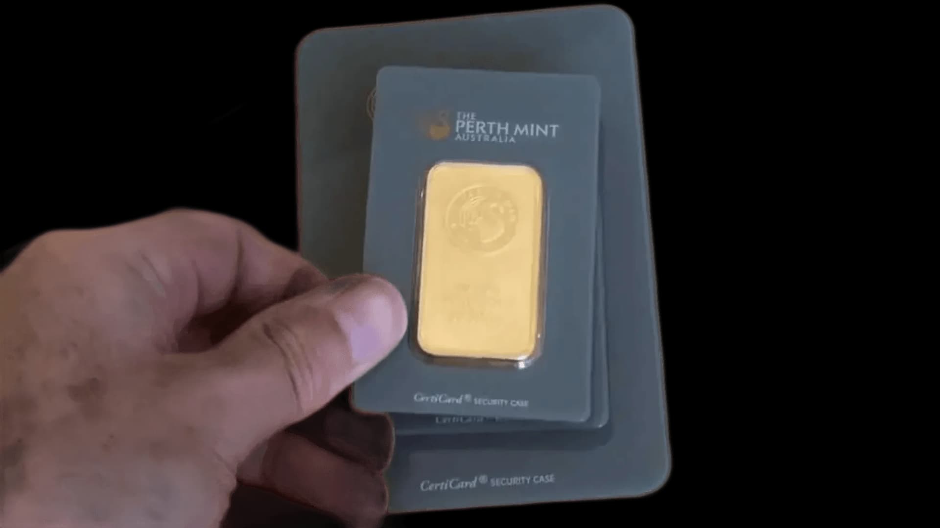 لقطة مقرّبة لسبيكة Perth Mint Bars الذهبية (50 غرام): نقاء 9999.